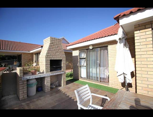 4 BEDROOM HOUSE FOR SALE IN HERSHAM